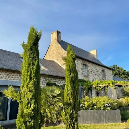 Bed & Breakfast Manoir De La Nogrie: Charming 5-star Estate With Private Access And Heated Pool Val-d'Ize
