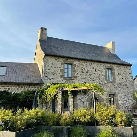 Manoir De La Nogrie: Charming 5-star Estate With Private Access And Heated Pool Bed & Breakfast Val-d'Ize
