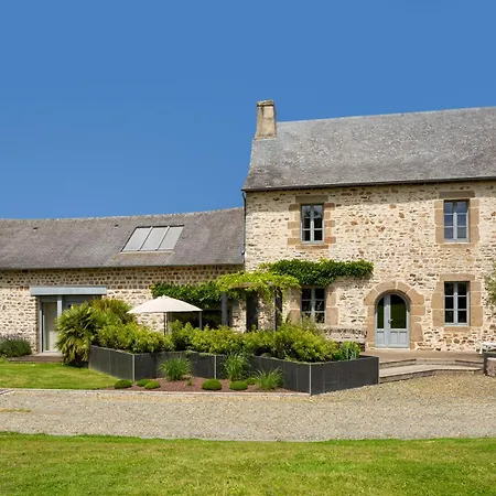 Bed & Breakfast Manoir De La Nogrie: Charming 5-star Estate With Private Access And Heated Pool Val-d'Ize